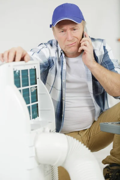 Reifer Heimwerker Telefon Repariert Klimaanlage — Stockfoto