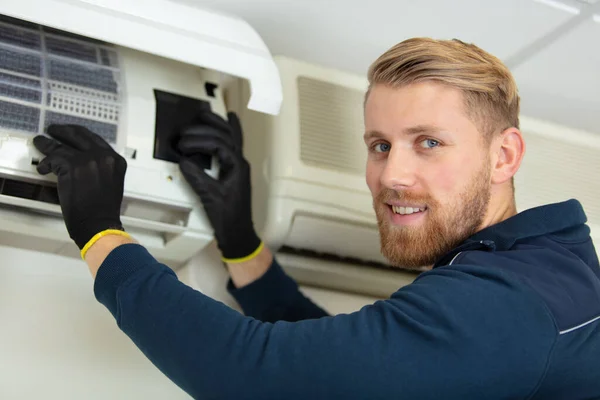 Jonge Mannelijke Technicus Repareert Airconditioner Met Zwarte Handschoenen — Stockfoto