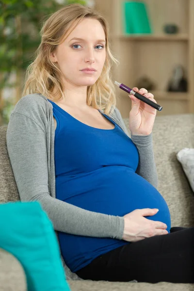 Encantadora Menina Gengibre Com Bebê Barriga Com Cigarro Eletrônico — Fotografia de Stock