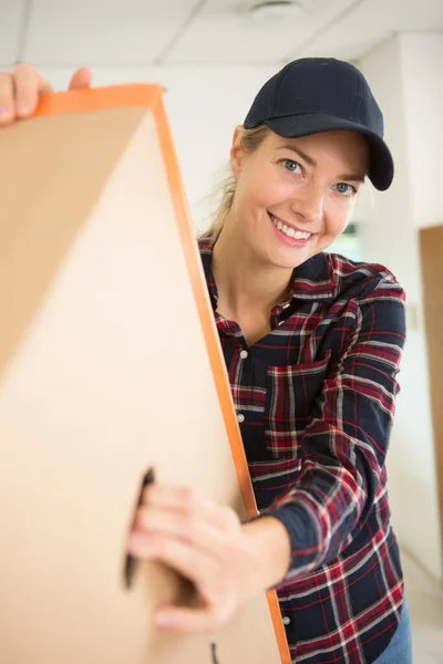 Female Courrier Carrying Large Cardboard Box — Stock Photo, Image