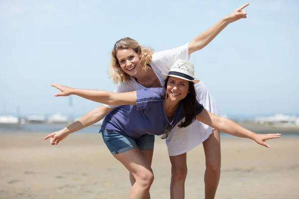 Piękne Dwie Kobiety Szczęśliwy Plaży — Zdjęcie stockowe