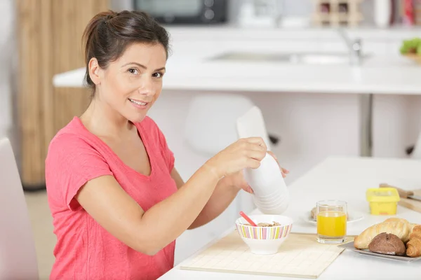 Vrouw Ontbijten Zat Aan Tafel Thuis — Stockfoto