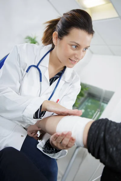Läkare Bandage Armen Patient — Stockfoto