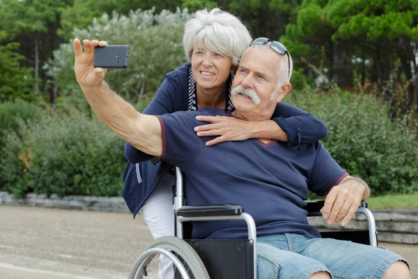 Ηλικιωμένο Ζευγάρι Αναπηρικά Καροτσάκια Κάνει Selfie — Φωτογραφία Αρχείου