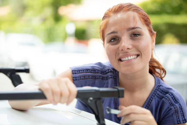 Woman Install Roof Bar Rail Her Car — Stock Photo, Image