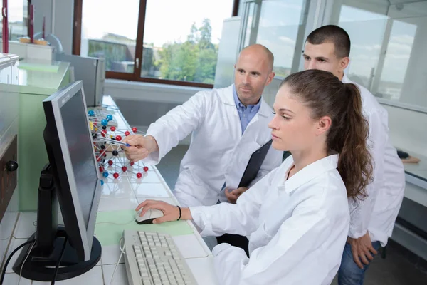 Estudiantes Durante Investigación Molecular Modificada Laboratorio — Foto de Stock