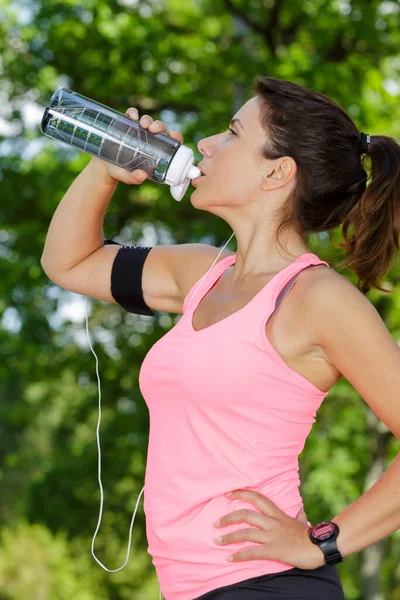 Porträt Einer Läuferin Die Wasser Trinkt — Stockfoto