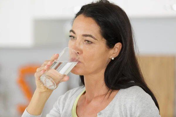 40多岁的妇女饮水 — 图库照片