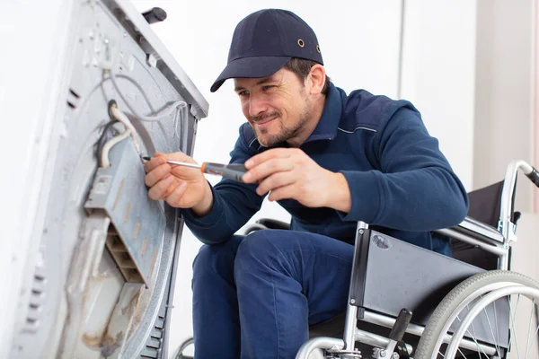 Handicapé Travailleur Plombier Réparations Une Machine Laver Dans Blanchisserie — Photo