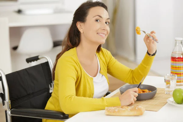 Behinderte Frau Isst Hause Eine Mahlzeit — Stockfoto