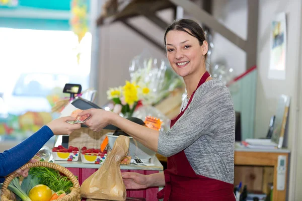 Portret Van Een Vrolijke Vrouw Schort Die Fruit Verkoopt Winkel — Stockfoto