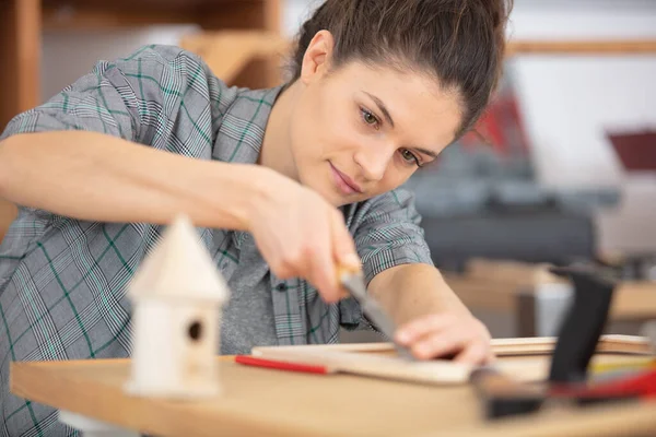 Carpinteiro Feminino Trabalhando Com Cinzel Oficina — Fotografia de Stock