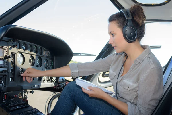 Primer Plano Retrato Mujer Joven Piloto Helicóptero —  Fotos de Stock