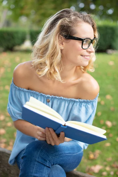Mulher Sorrindo Livro Leitura Parque — Fotografia de Stock