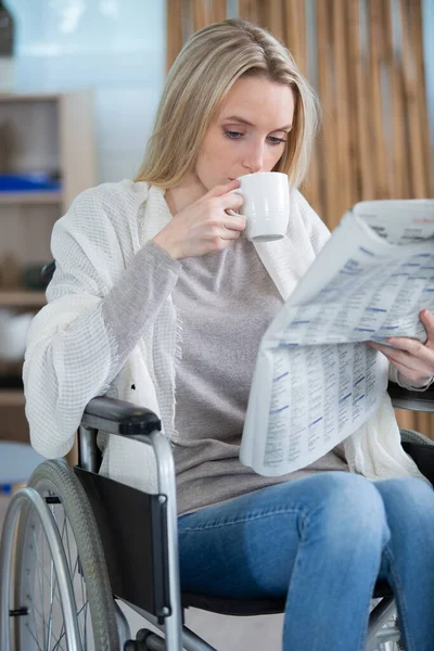Mulher Deficiente Atraente Ler Jornal Negócios Escritório — Fotografia de Stock