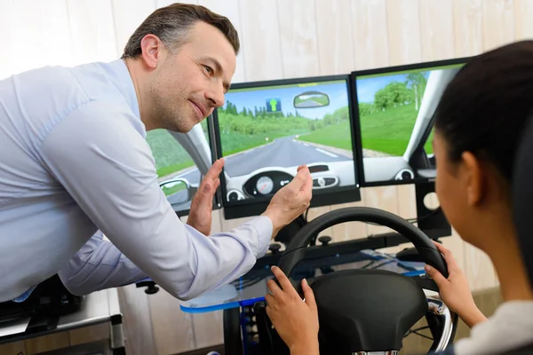 Sürücü Öğrenciye Simülatörde Yardım Ediliyor — Stok fotoğraf