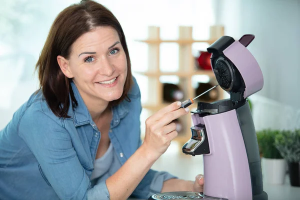 Glückliche Frau Wird Kaffeemaschine Reparieren — Stockfoto