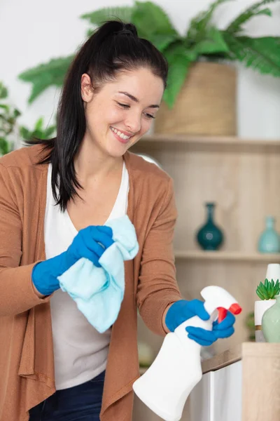 Mulher Bonita Luvas Proteção Limpeza Armário Cozinha — Fotografia de Stock
