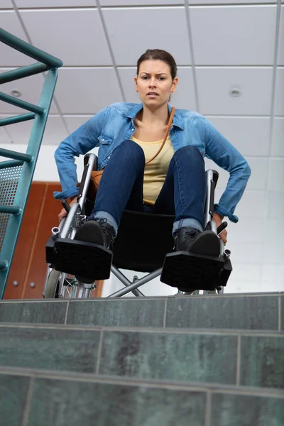 Jovem Uma Cadeira Rodas Frente Uma Escada — Fotografia de Stock