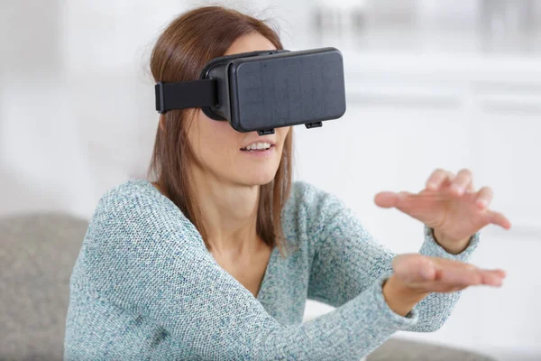Kvinna Som Bär Virtuell Mask — Stockfoto