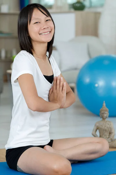 Kızı Pratik Yoga Kapalı Gülümseyen — Stok fotoğraf