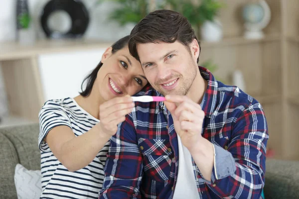 举行怀孕测试的幸福夫妇 — 图库照片