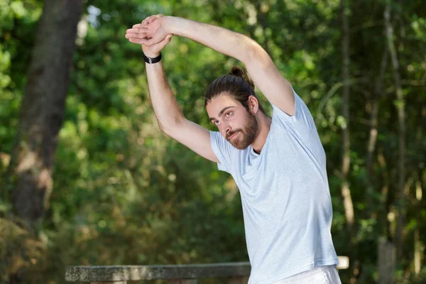 Aantrekkelijke Jongeman Stretching Het Park — Stockfoto