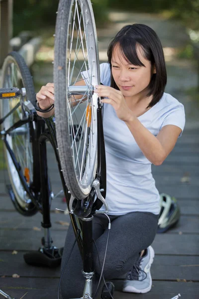 Mulher Esporte Ativo Fixação Uma Bicicleta Quebrada Livre — Fotografia de Stock