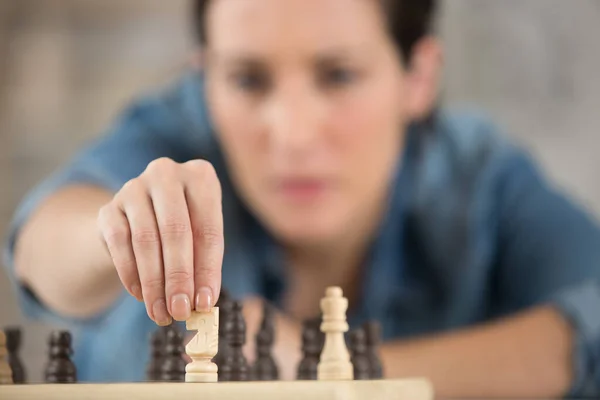 Γυναίκα Στο Σπίτι Παίζοντας Σκάκι Μόνη — Φωτογραφία Αρχείου