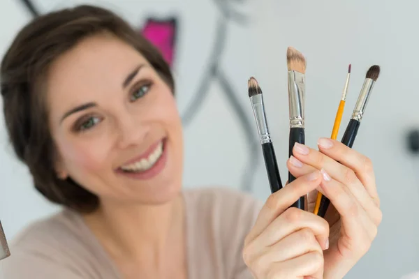 Mulher Segurando Diferentes Escovas Maquiagem — Fotografia de Stock