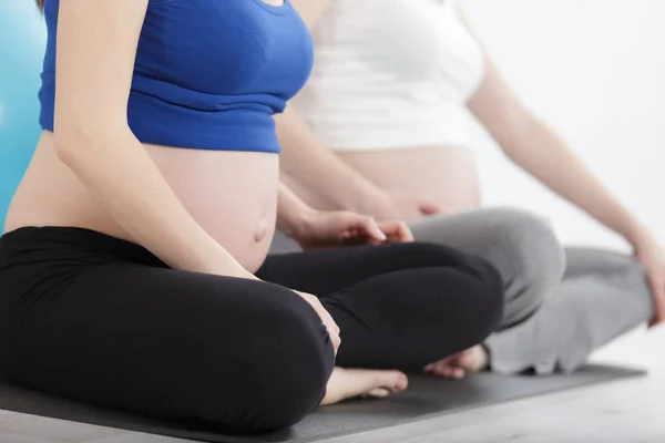 Těhotné Ženy Meditující Doma — Stock fotografie