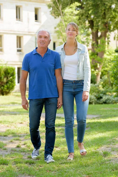Vater Und Erwachsene Tochter Gehen Zusammen Ins Freie — Stockfoto