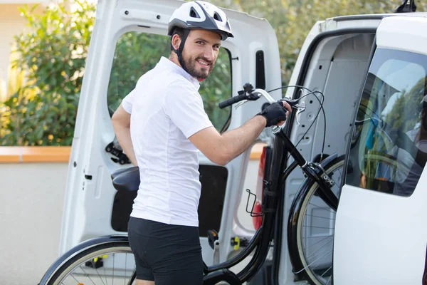 Homem Coloca Bicicleta Fixa Porta Malas Carro — Fotografia de Stock