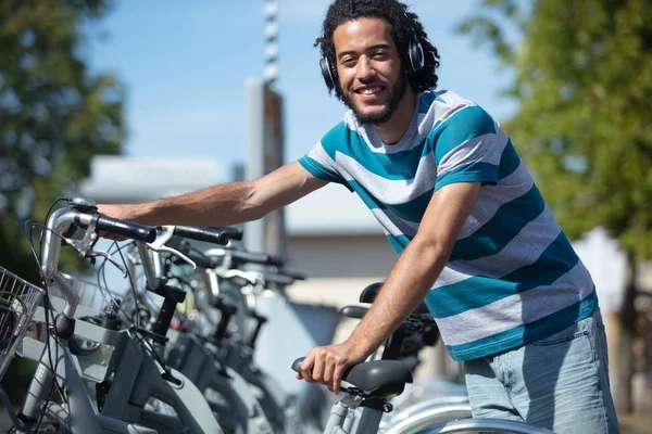 一个年轻貌美的学生在租一辆城市自行车 — 图库照片