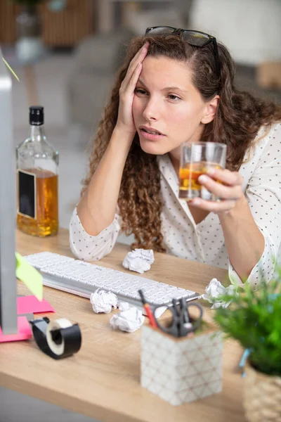 Alkolik Kadını Işte Içiyor — Stok fotoğraf