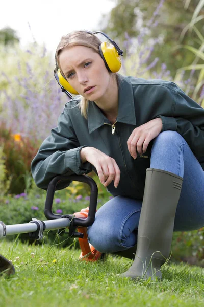 Bahçede Kulaklık Takan Genç Bir Kadın — Stok fotoğraf