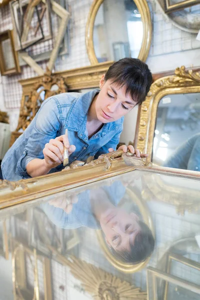 Woman Restoring Antique Frame — Stock Photo, Image