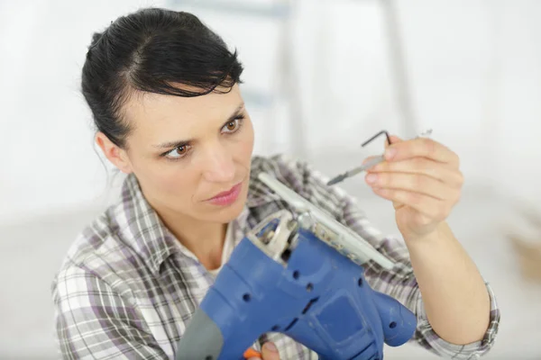 機械を修理する女性が — ストック写真