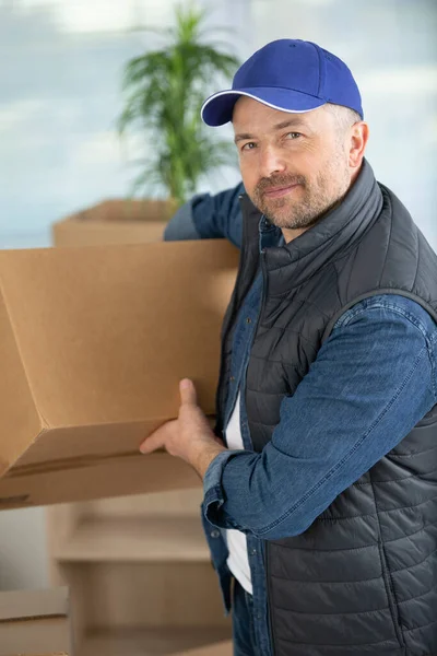 Entrega Hombre Sosteniendo Llevando Una Caja Cartón — Foto de Stock