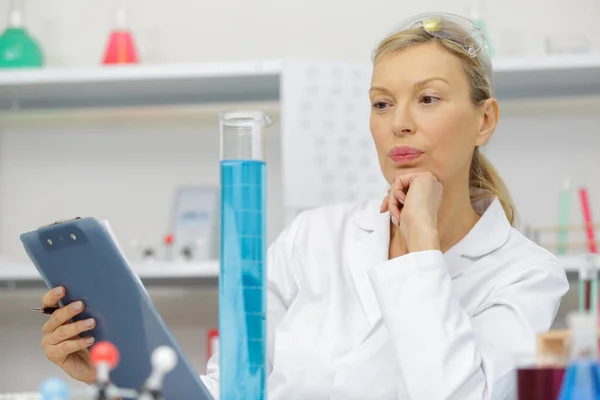 Aantrekkelijke Vrouw Van Chemie Werken Laboratorium — Stockfoto