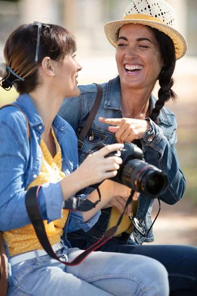 Porträt Zweier Schauender Schwestern Die Auf Den Kamerascreen Blicken — Stockfoto