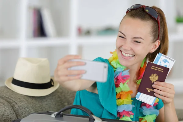Жінка Бере Селфі Тримає Проїзні Квитки Паспорт — стокове фото