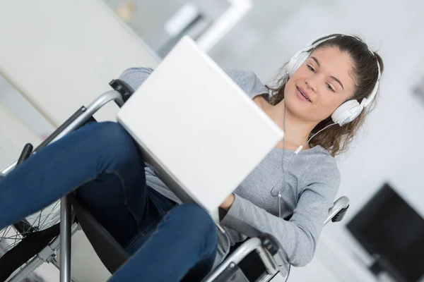 Vrouw Rolstoel Met Laptop — Stockfoto