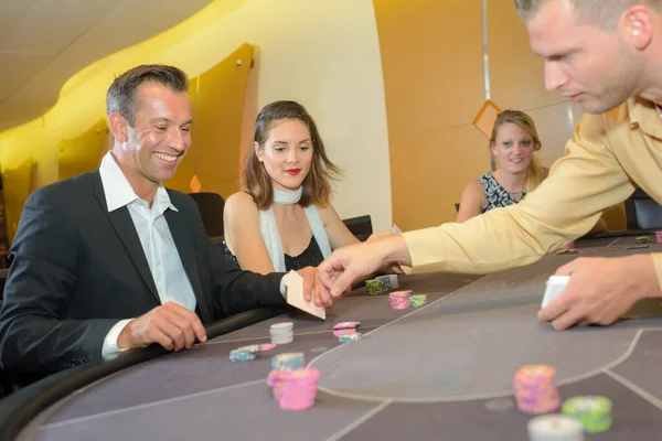 Personer Som Spelar Casino Bord — Stockfoto
