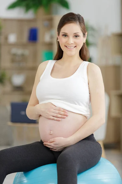 Mujer Embarazada Sentada Una Bola Aeróbica — Foto de Stock