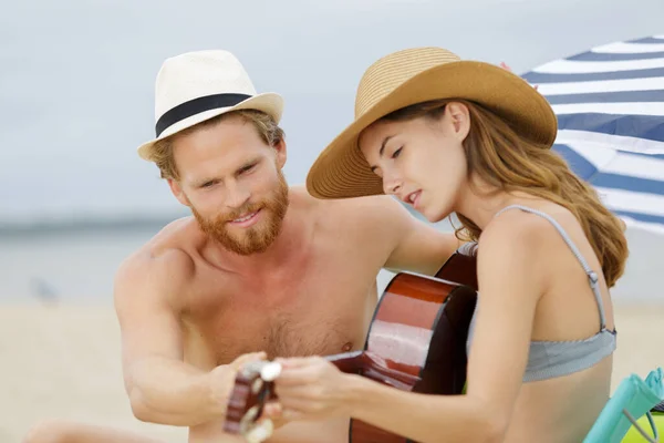 Schöne Junge Frau Spielt Gitarre Strand — Stockfoto