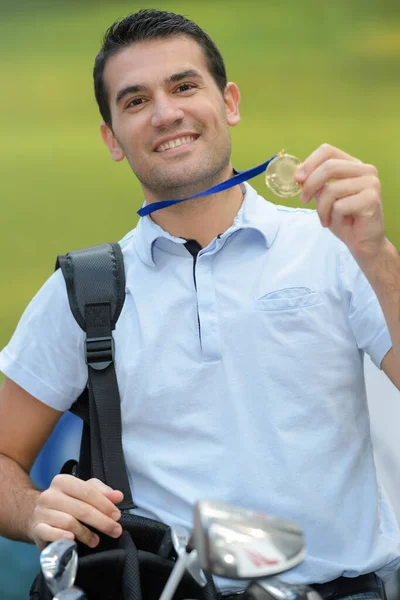 Vencedor Medalha Golfe Olhando Para Câmera Orgulhosamente — Fotografia de Stock