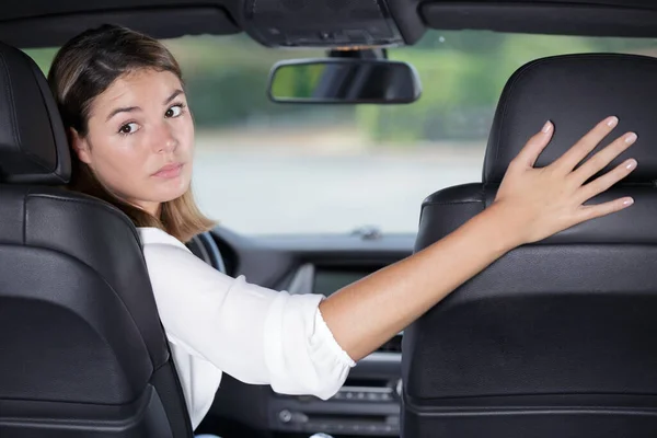 Kobieta Podczas Prowadzenia Samochodu Odwrotnej Kolejności — Zdjęcie stockowe
