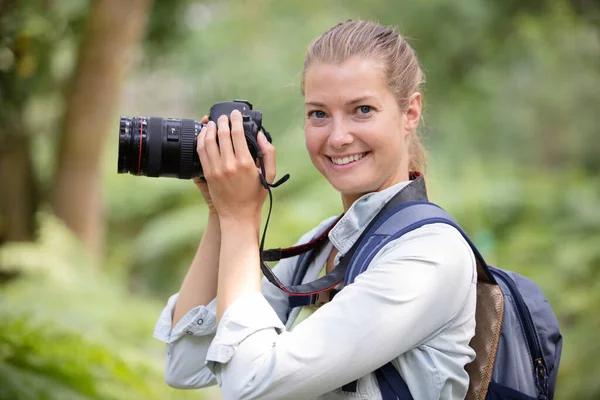 Donna Fotografare Con Fotocamera Dslr Natura — Foto Stock