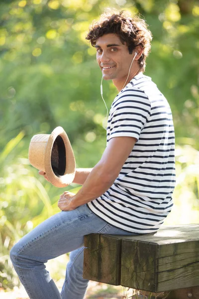 Jeune Homme Avec Écouteurs Chapeau Dans Parc — Photo